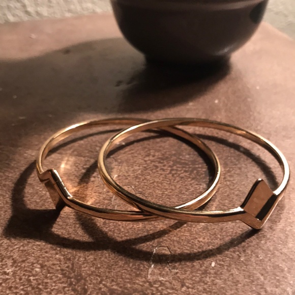 Pair of gold diamond shape bangles - Picture 2 of 3